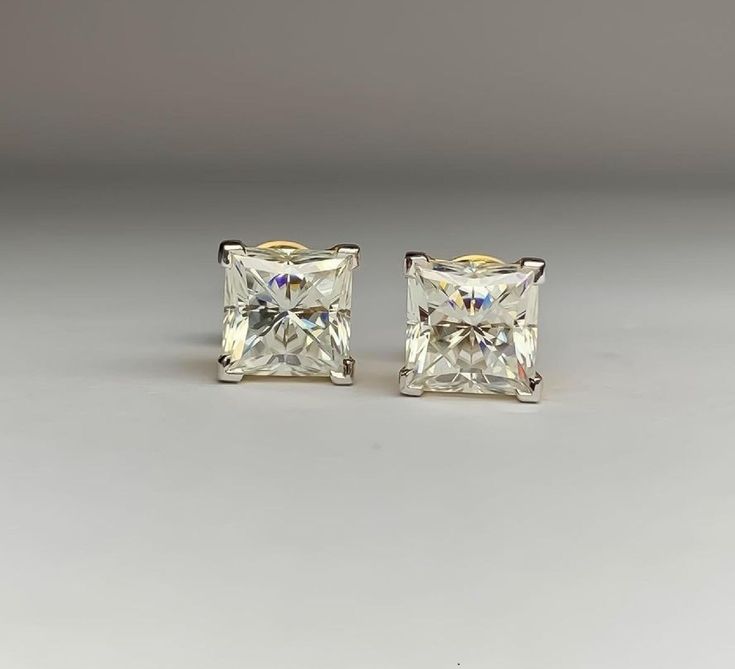 Princess- Solitaire Earring - Workwear